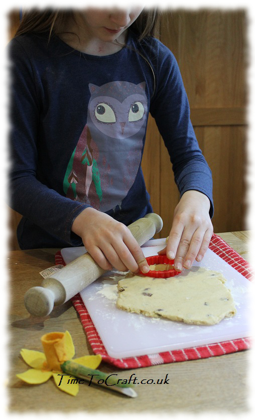 cutting out welsh cakes2
