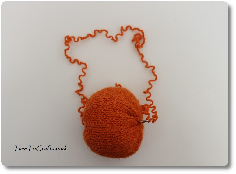 finish the knitted pumpkin